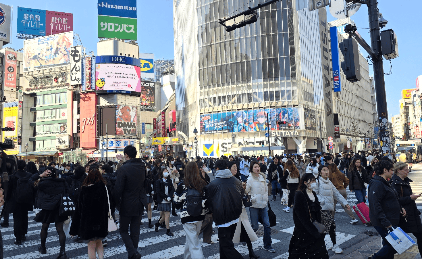 대체 텍스트 (ALT) Shibuya Crossing in Tokyo showing high urban density and concentrated pedestrian interaction